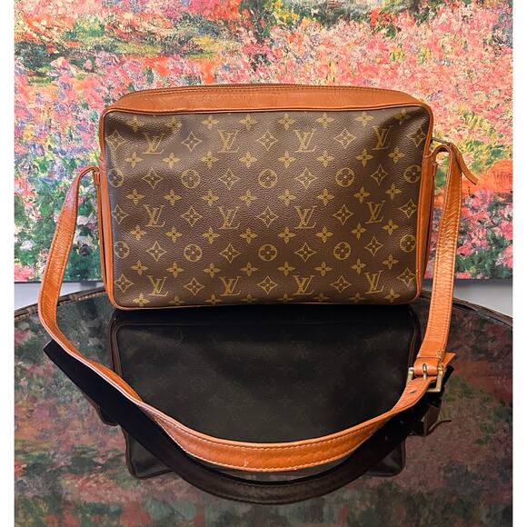 Louis Vuitton Handbags - Beautiful Vintage Condition Authentic Louis Vuitton Monogram Sac Bandouliere 35
